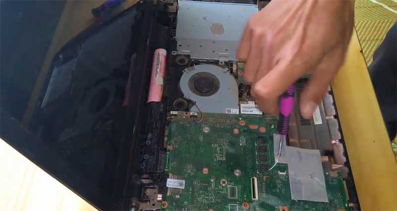 Lỗi sập nguồn do pin trên Laptop